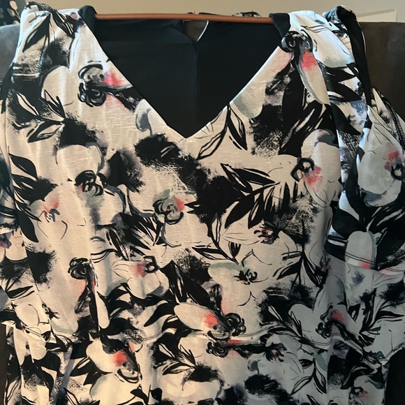 Pretty Black/Pink/flower design on a white background Cold shoulder Top. Size 3X - Picture 1 of 4